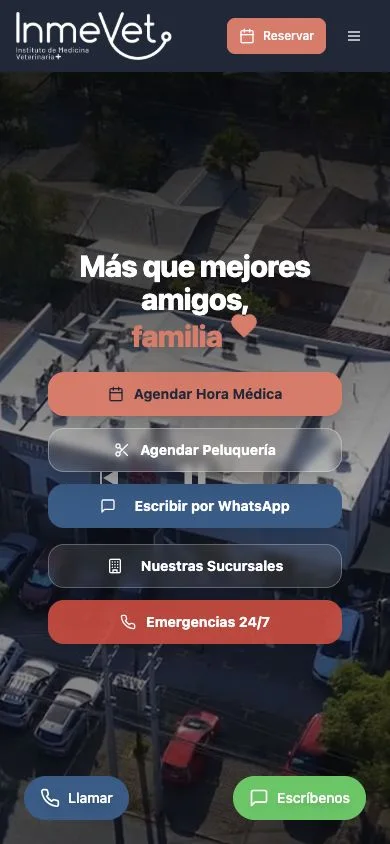 Mobile view of the Inmevet veterinary website with clear booking, WhatsApp and emergency actions